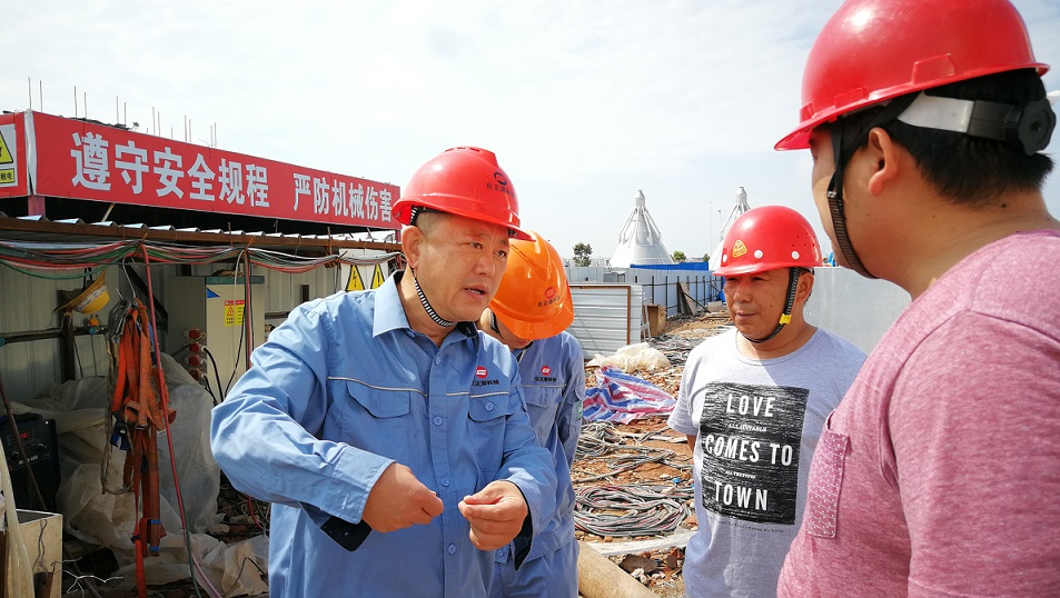 2018年5月2日，股份公司副總裁黃鐵民對科技公司項(xiàng)目現(xiàn)場進(jìn)行安全檢查.jpg